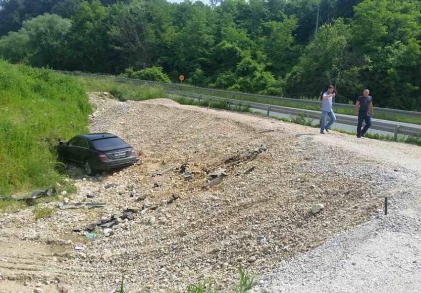 Automobil sleteo sa kamenog bedema na zemljani nasip