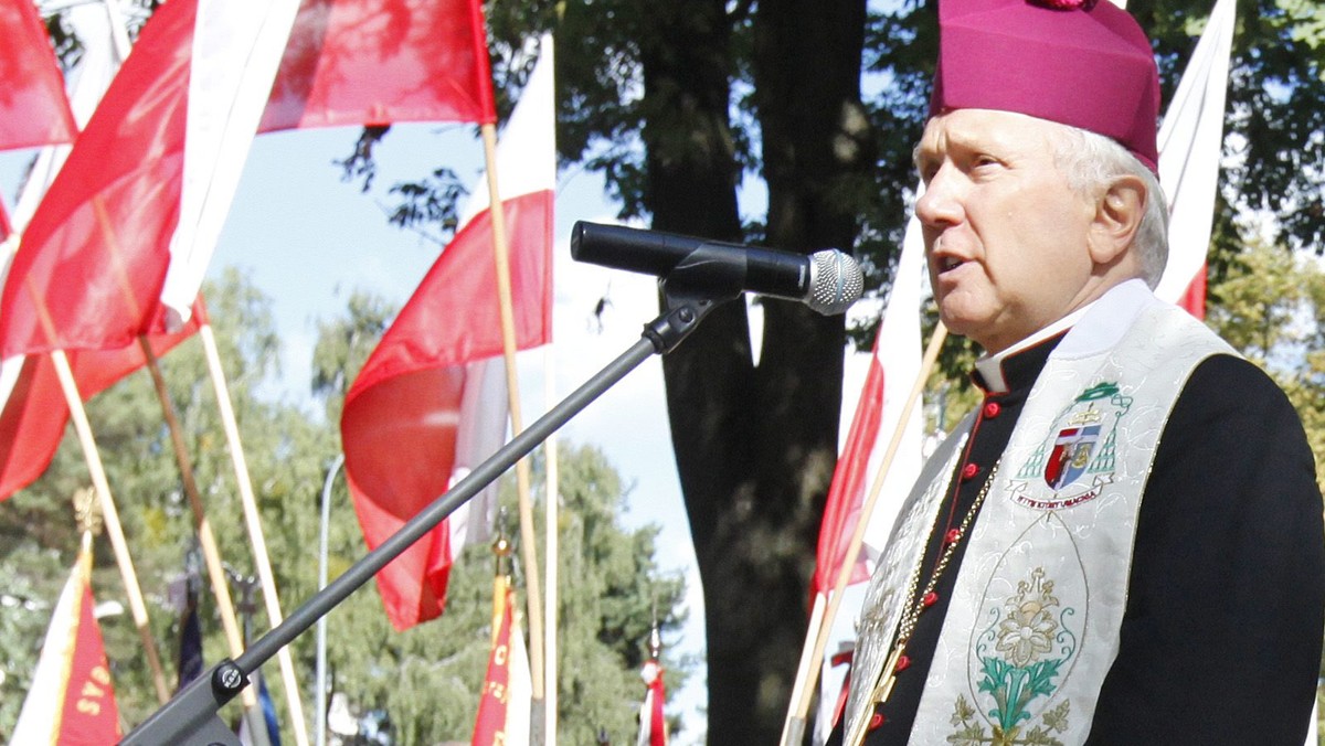 Modlitwą ekumeniczną i złożeniem wieńców przy krzyżu-pomniku obok torów kolejowych w Białymstoku, gdzie 28 lat temu wykoleiły się cysterny przewożące chlor, władze miasta, mieszkańcy oraz przedstawiciele różnych służb dziękowali dziś za ocalenie miasta.