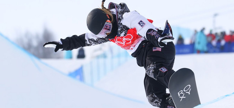 Mistrzyni olimpijska w snowboardzie Chloe Kim zwiozła narciarza "na barana"