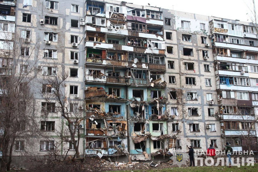Uszkodzony bliskim wybuchem blok mieszkalny w Zaporożu.