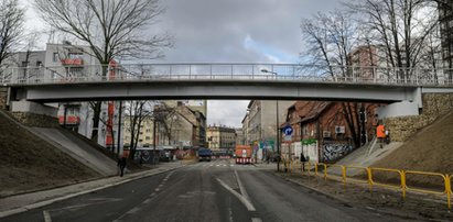 Zrobili kładkę bez schodów. Piesi mogą ją tylko podziwiać!