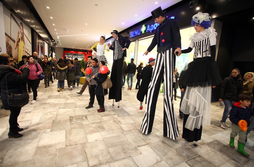 Hodači na štulama zabavljali mališane