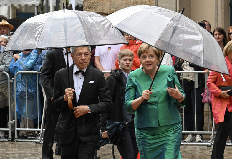 Angela Merkel z mężem Joachimem Sauerem na czerwonym dywanie na Festiwalu Wagnerowskim w Bayreuth w lipcu 2023 r.