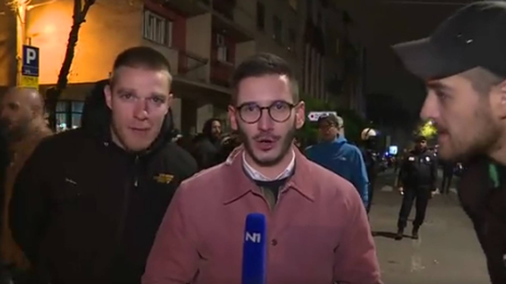 Huligani ometali uključenje novinara N1 sa protesta protiv murala Ratka Mladića i njegova reakcija govori sve