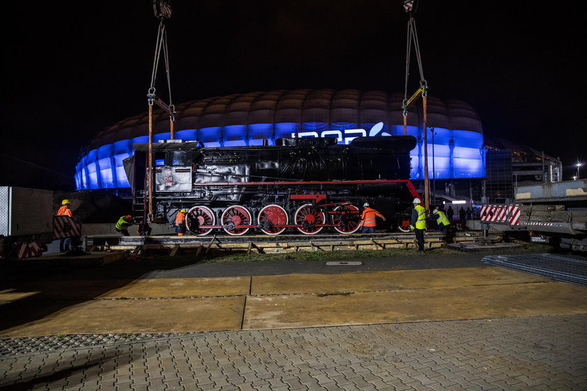 130-tonowa lokomotywa stanęła przed stadionem Lecha Poznań