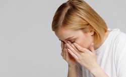 Uczucie piasku pod powiekami po nieprzespanej nocy: Jak sobie z tym radzić?