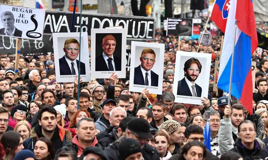 Protest w Bratysławie po zamordowaniu dziennikarza Jana Kuciaka. Na transparentach portrety: ówczesnego premiera Roberta Fico oraz ministra spraw wewnętrznych Roberta Kalinaka. 