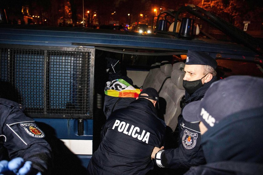 Trwa protest kobiet w Warszawie. Zablokują Sejm? Olbrzymie siły policji