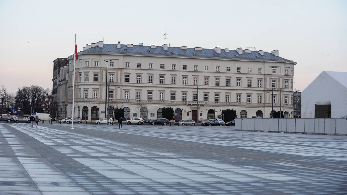 Ze zbiórek na upamiętnienie ofiar katastrofy smoleńskiej udało się zebrać około 5 milionów złotych, ale to nie wystarczy na wszystkie projekty - informuje dzisiaj "Super Express".