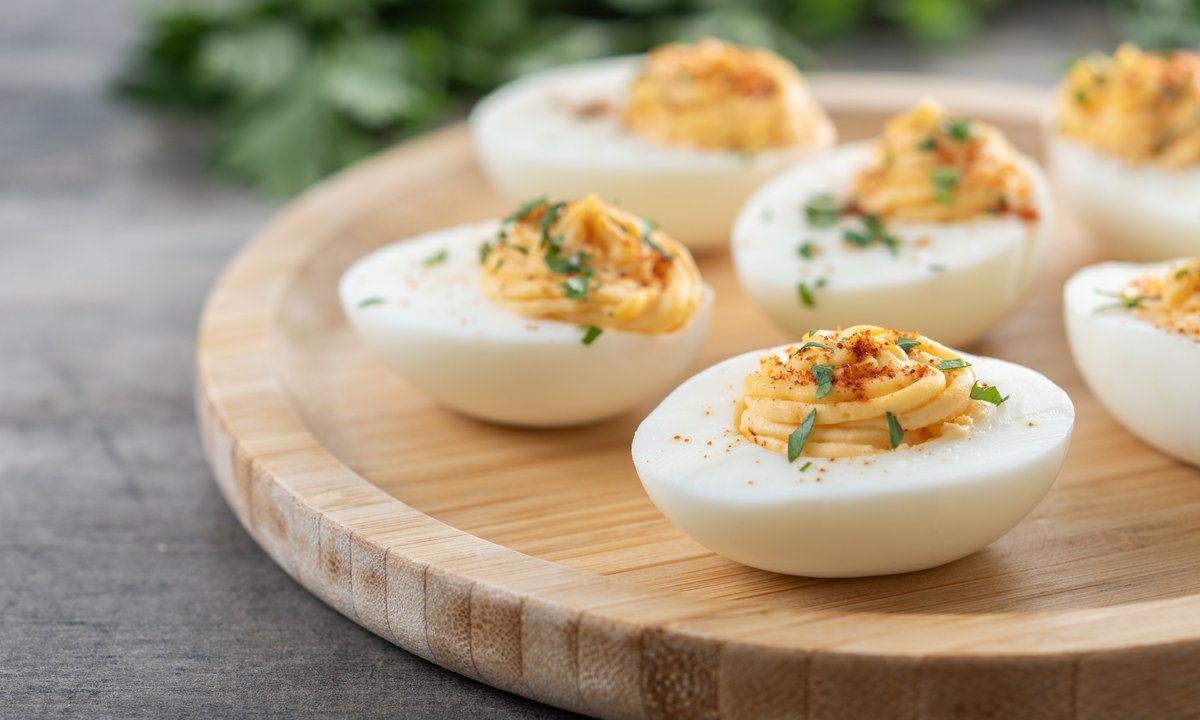 Te produkty z jajkami powodują uczucie ciężkości. Eksperci ostrzegają przed popularnymi połączeniami