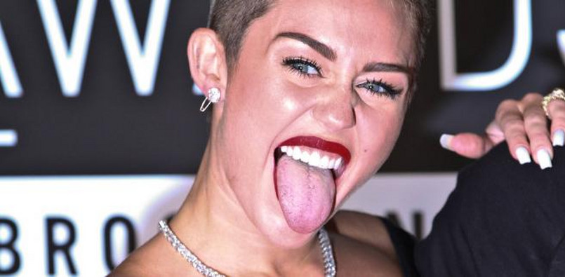 Miley Cyrus, zwróciła uwagę świata przepełnionym erotyzmem występem w MTV. Redaktor naczelna magazynu Time Nancy Gibbs określiła ja mianem "symbolu ery ekshibicjonizmu".