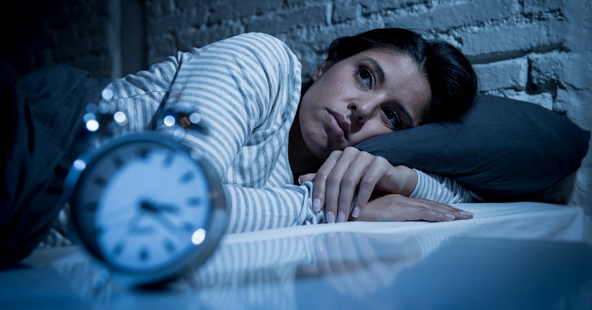 Ogarniają cię czarne myśli? Może dlatego, że zbyt późno chodzisz spać