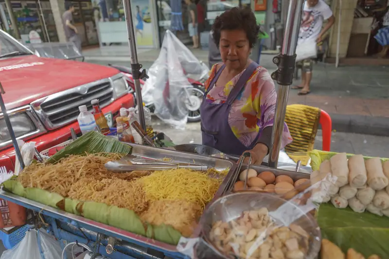 Uliczne stoisko serwujące pad thai na słynnej Khaosan Road w Bangkoku