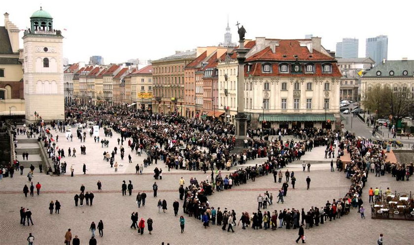 Zobacz, kto nie musi stać w kolejce do Pałacu