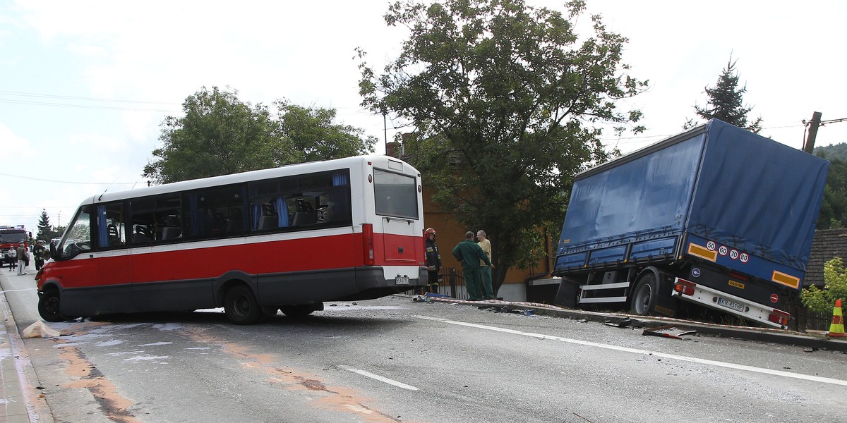 zderzeniu busa z tirem