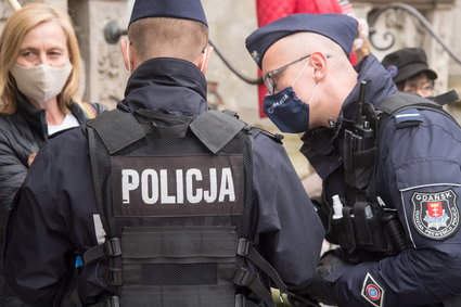 Tysiące mandatów za chodzenie bez maseczki. Policja podała dane