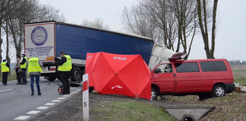 Przerażający wypadek. Z auta została miazga