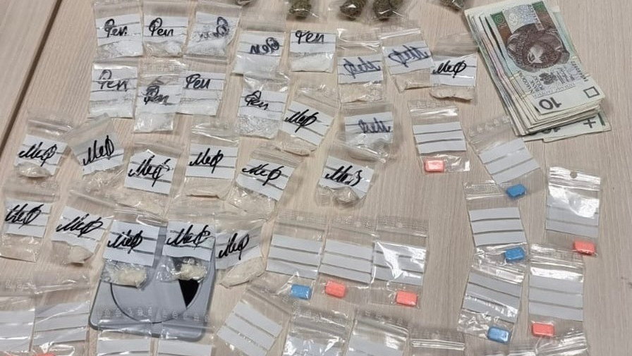 Policjanci ujawnili kilkadziesiąt woreczków z różnymi substancjami odurzającymi fot. KMP Poznań