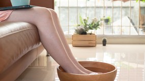 Przepis na walkę z grzybicą i zmęczeniem nóg. Wsyp przyprawę do miski z ciepłą wodą