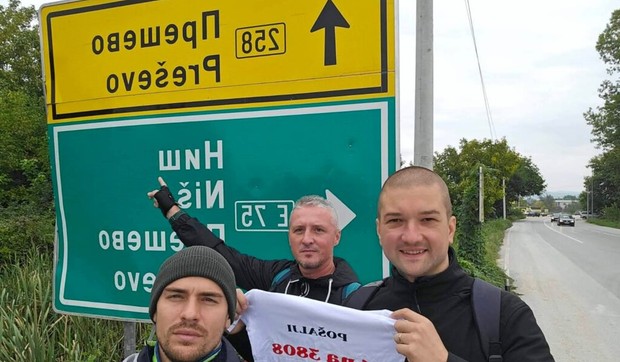 Policajci idu peške do Hilandara zbog dece leptira