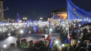 Narodowcy próbowali zagłuszać przemówienia na manifestacji proeuroejskiej. Wywołali oburzenie