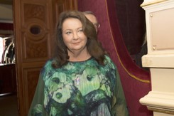 Papież przekazał płaskorzeźbę na aukcję 'magicznych przedmiotów' organizowaną przez Annę Dymną