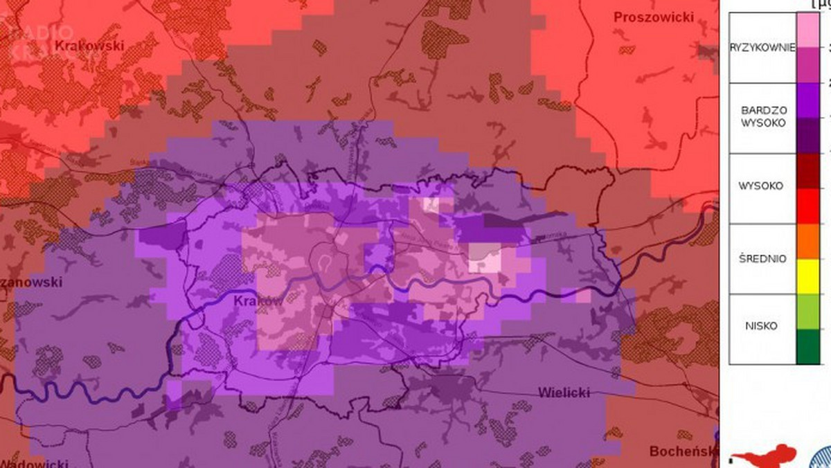 W Krakowie powietrze znów było przez weekend ciężkie od smogu. Normy zanieczyszczeń powietrza w małopolskiej stolicy są znacznie przekroczone. Mimo to urzędnicy nie zdecydowali wprowadzić darmowej komunikacji miejskiej dla kierowców z ważnym dowodem rejestracyjnym. Taka sytuacja miała miejsce w Nowy Rok - informuje Radio Kraków.