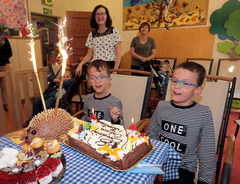 Krystian i Oskar właśnie obchodzili swoje kolejne już urodziny w domu dziecka. Mają 8 lat