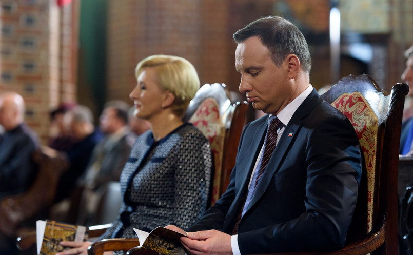 Prezydent Andrzej Duda z żoną Agatą Kornhauser-Dudą podczas uroczystej mszy świętej odprawionej w bazylice archikatedralnej Świętych Apostołów Piotra i Pawła w Poznaniu