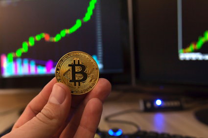 Bitcoin powoli odrabia straty po piątkowym załamaniu