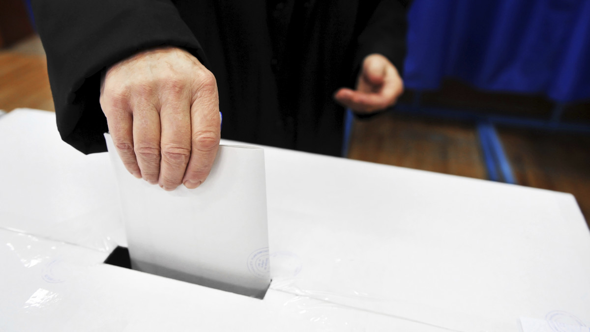 W niedzielę, 16 listopada, wybierzemy przedstawicieli do rad gmin, rad powiatów i sejmików województw oraz prezydentów, burmistrzów i wójtów. Wybory samorządowe 2014 r. będą różniły się jednak od poprzednich wyborów, ponieważ po raz pierwszy Polacy zagłosują w okręgach jednomandatowych. Co to oznacza i jak wpływa na wyniki głosowania? Ilu przedstawicieli w wyborach samorządowych w sumie wybierzemy? Setki tysięcy studentów chcą się również dowiedzieć, jak głosować poza miejscem zameldowania. Przedstawiamy poradnik wyborczy i odpowiedzi na najważniejsze pytania.