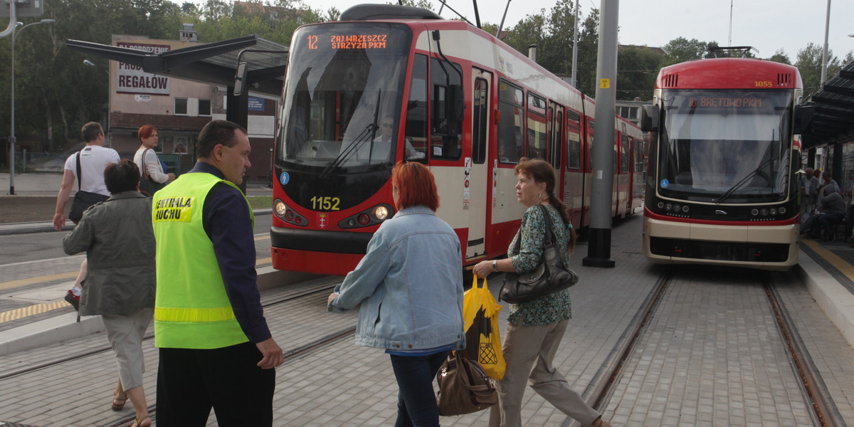 Bałagan komunikacyjny, pierwszy dzień nowej linii tramwajowej 