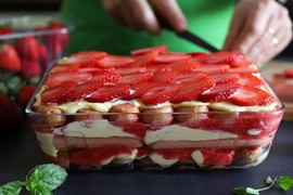 Savršeno kremast i osvežavajuć TIRAMISU SA JAGODAMA: Pravi se za 15 minuta - nećete ni uključiti šporet
