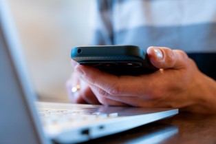 Banki ostrzegają przed nową metodą oszustów. Łatwo stracić pieniądze