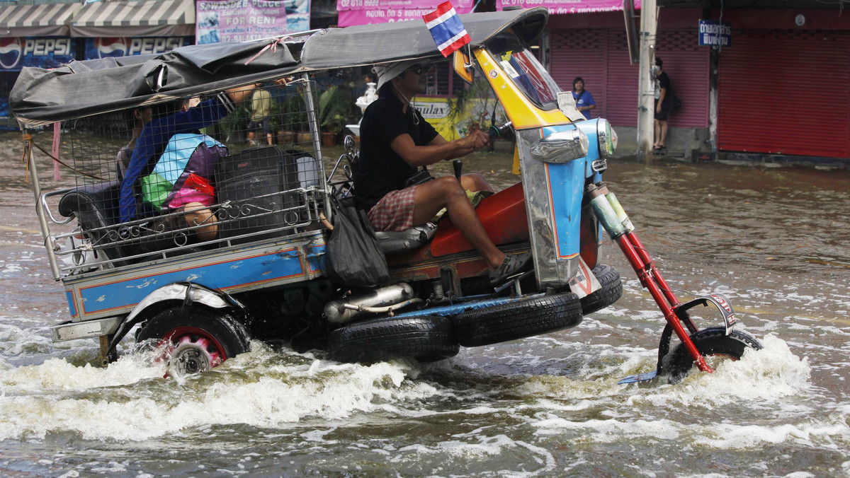 Coraz więcej dzielnic stolicy Tajlandii stawianych jest w stan gotowości ze względu na powódź, która zmierza na południe miasta, w kierunku morza.