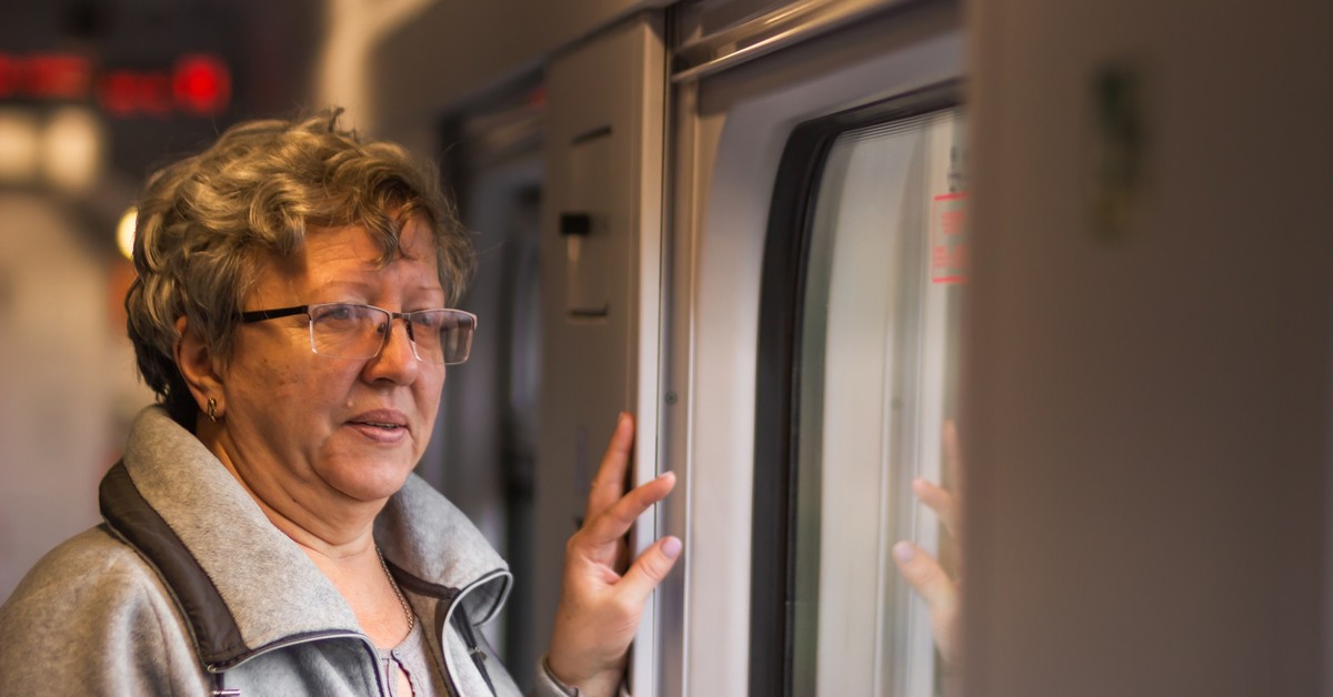 Zniżki na przejazdy pociągami dla seniorów. Jak podróżować taniej i uniknąć mandatu?