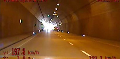 Szalony motocyklista, gnał 200 km/h przez tunel. Policja publikuje film