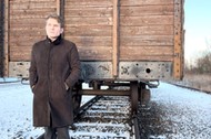 Michael Gieleta na rampie Auschwitz-Birkenau podczas kręcenia filmu dokumentalnego „Ofiara całopalna, 20 stycznia 2022 r.