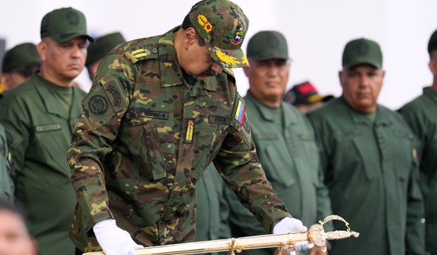 Nikolas Maduro sa ceremonijalnim mačem Simona Bolivara tokom vojno-civilnog marša u Karakasu 25. novembra 2025.