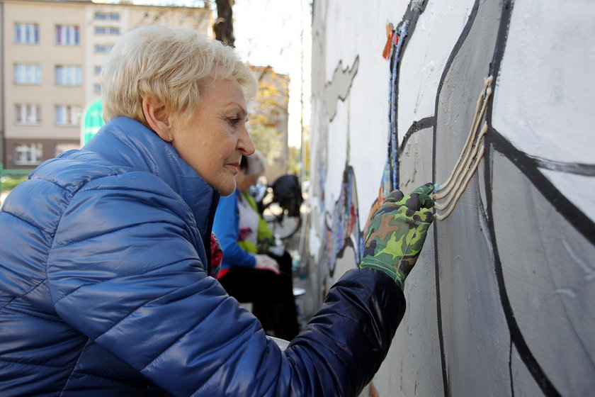 Mural w Chorzowie tworzą seniorzy