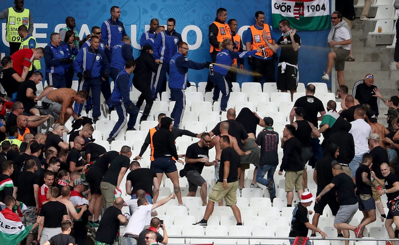 To nie są grzeczni chłopcy. Węgrzy bili się z Policją w trakcie meczu z Islandią