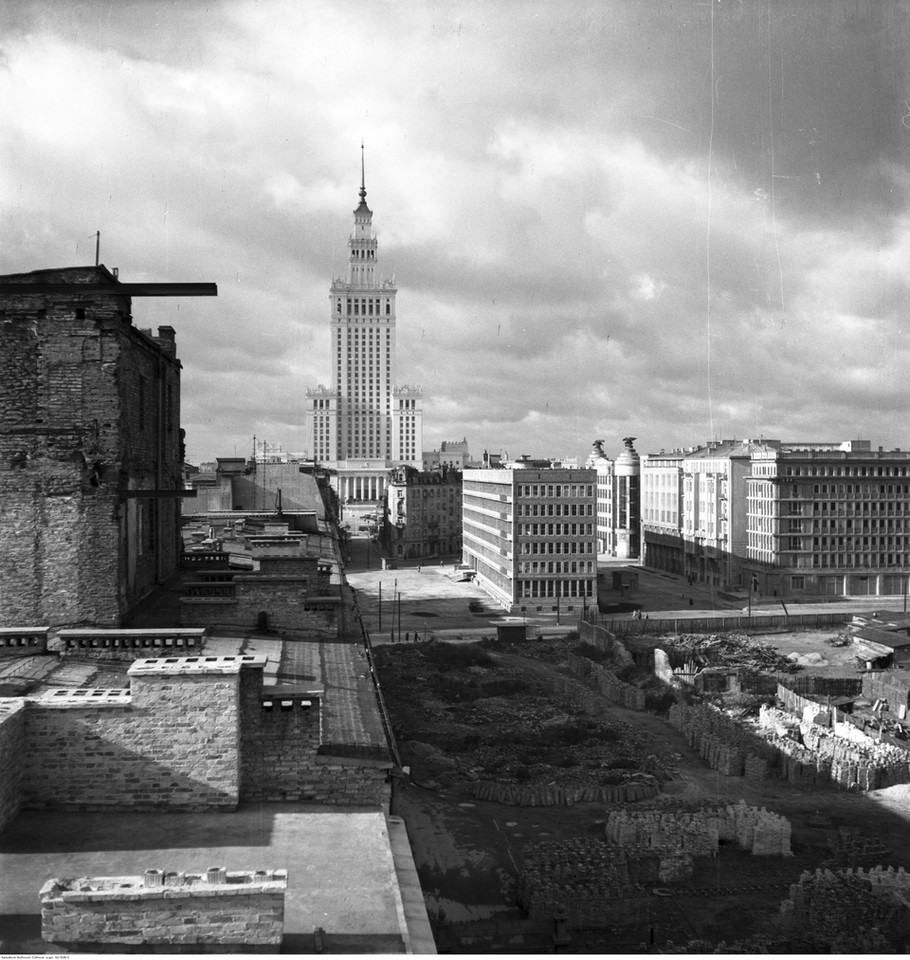 Zabudowa Śródmieścia w Warszawie. Zabudowa ulic: Boduena, Wojciecha Górskiego i Szpitalnej oraz Hibnera. Widok z góry w kierunku Pałacu Kultury i Nauki (1955 r.)