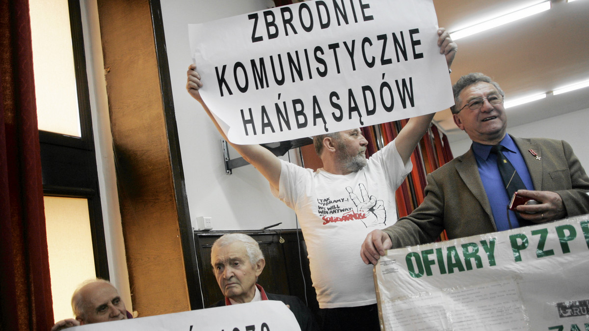 Były wicepremier PRL Stanisław Kociołek został uniewinniony w procesie o sprowokowanie masakry w Grudniu 1970 r. Czy spowoduje to zakaz wykonywania słynnej ballady? - docieka "Dziennik Polski".