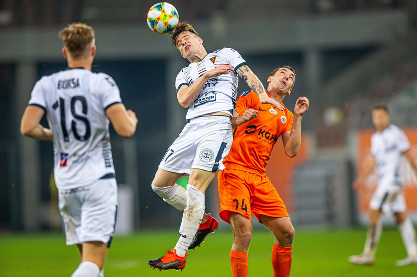 Kibice wracają na stadiony. Premier przedstawił plan "odmrażania" trybun