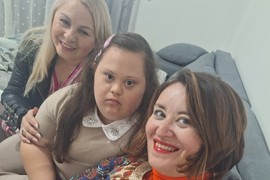 Male Une iz Jagodine su se OTAC I MAJKA ODREKLI kad se rodila i završila je u Zvečanskoj kao ODBAČENO DETE s Daunovim sindromom: Usvojila ju je Silvana, Ana o tome napisala tekst i ta ljubav je BESKRAJNA I POSEBNA