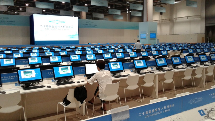 Szczyt G20 oficjalnie rozpoczyna się dziś w chińskim Hangzhou.

Ośrodek dla dziennikarzy położony po drugiej stronie centralnej części miasta noszącej nazwę Xiaoshan o 6 rano w niedzielę świeci jeszcze pustkami. Dziesiątki komputerowych stanowisk świecą ekranami jednolitym błękitem. Jednak nie są to tzw. niebieskie ekrany śmierci, jak informatycy zwykli mówić o komunikatach popsutego systemu Windows. Niebieski to kolor szczytu G20, wszechobecny w Hangzhou z początkiem wrześniowych dni.   Fot. Rafał Tomański