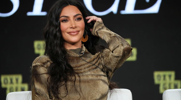 Kim Kardashian fehérneműs képet posztolt férje kampányeseménye alatt