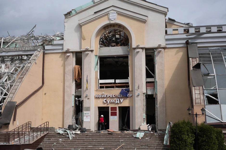 Zgrada uništena u ruskom raketnom napadu na Sumi 13. aprila