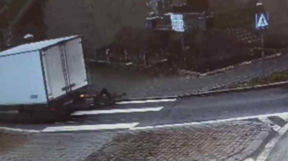 Kadr z nagrania, na którym widać, jak rowerzystka wjechała na przejście dla pieszych i uderzyła w busa Źródło: Policja