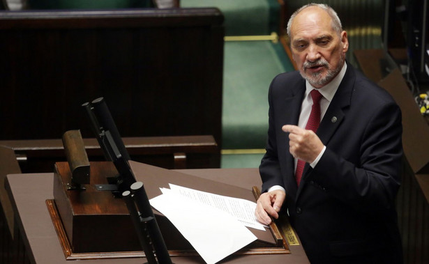 Inicjatywa PiS: Macierewicz miałby większy wpływ na kształcenie wojskowych lekarzy. PO: Miękka forma militaryzacji